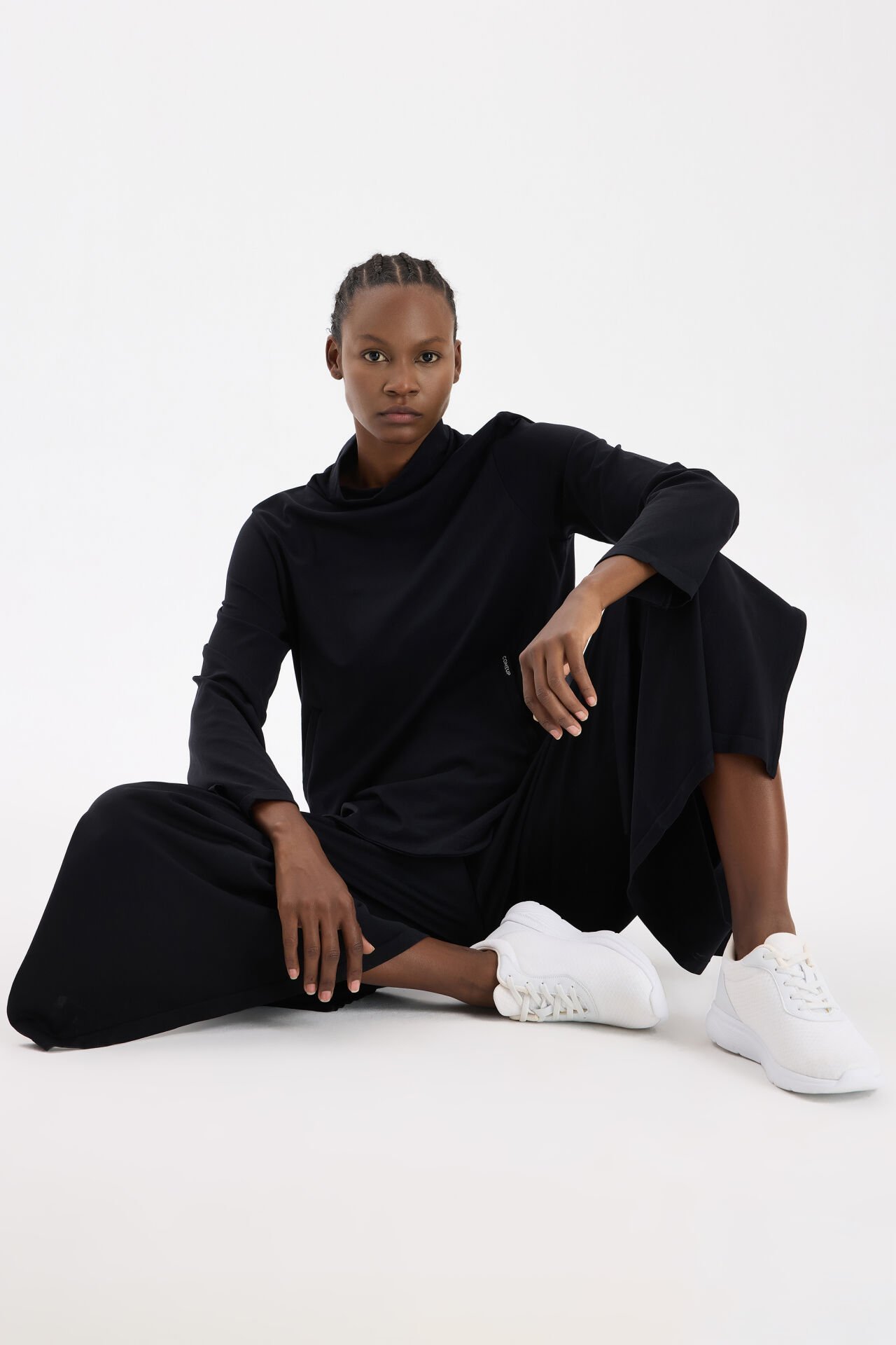 Dikişsiz Yırtmaçlı Pantolon Siyah