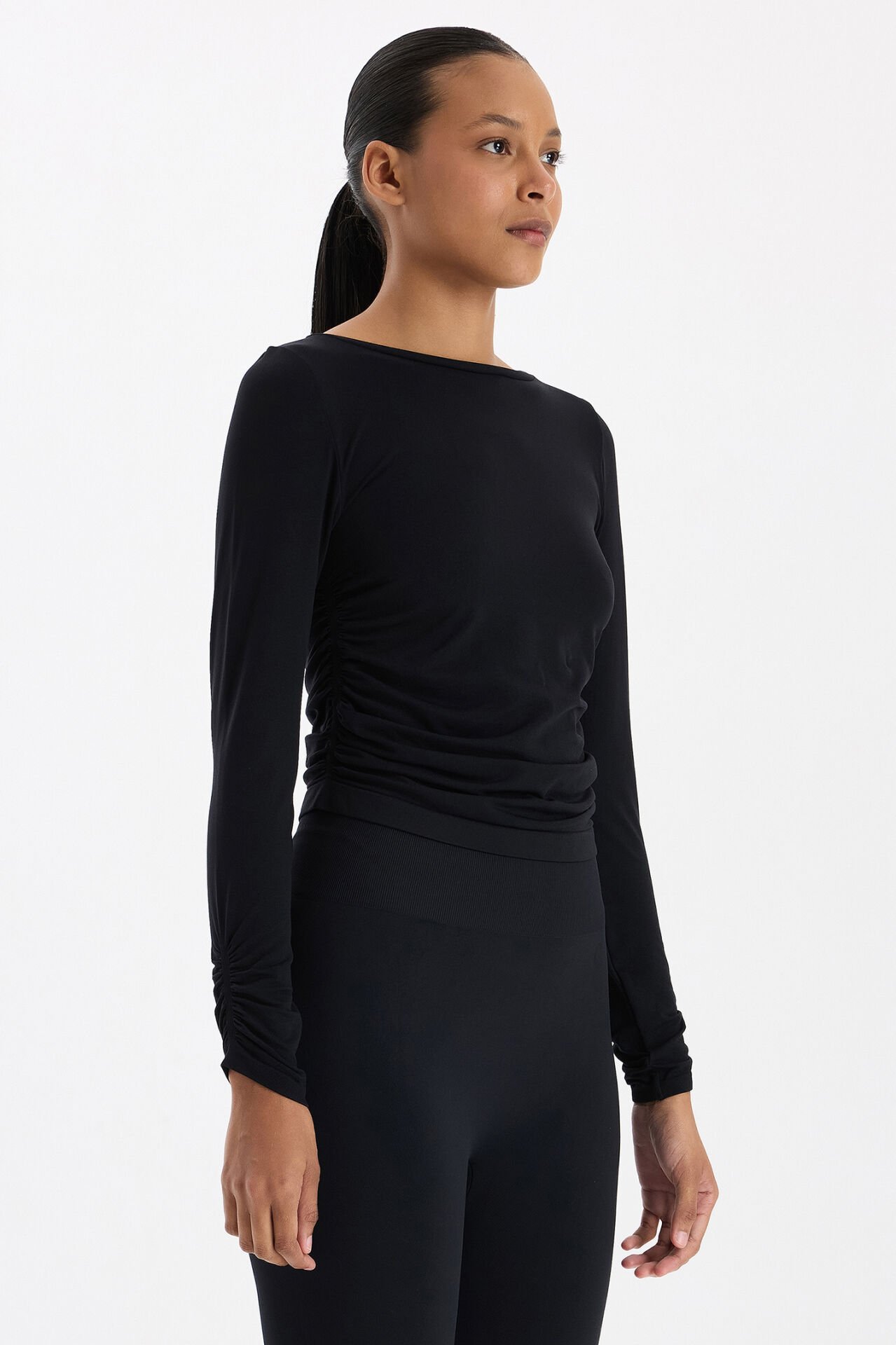 Kolları ve Yanları Büzgülü Uzun Kollu Spor Üst Siyah