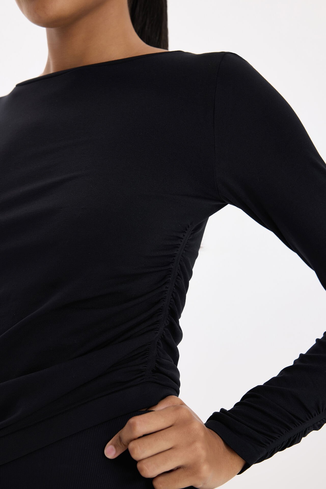 Kolları ve Yanları Büzgülü Uzun Kollu Spor Üst Siyah