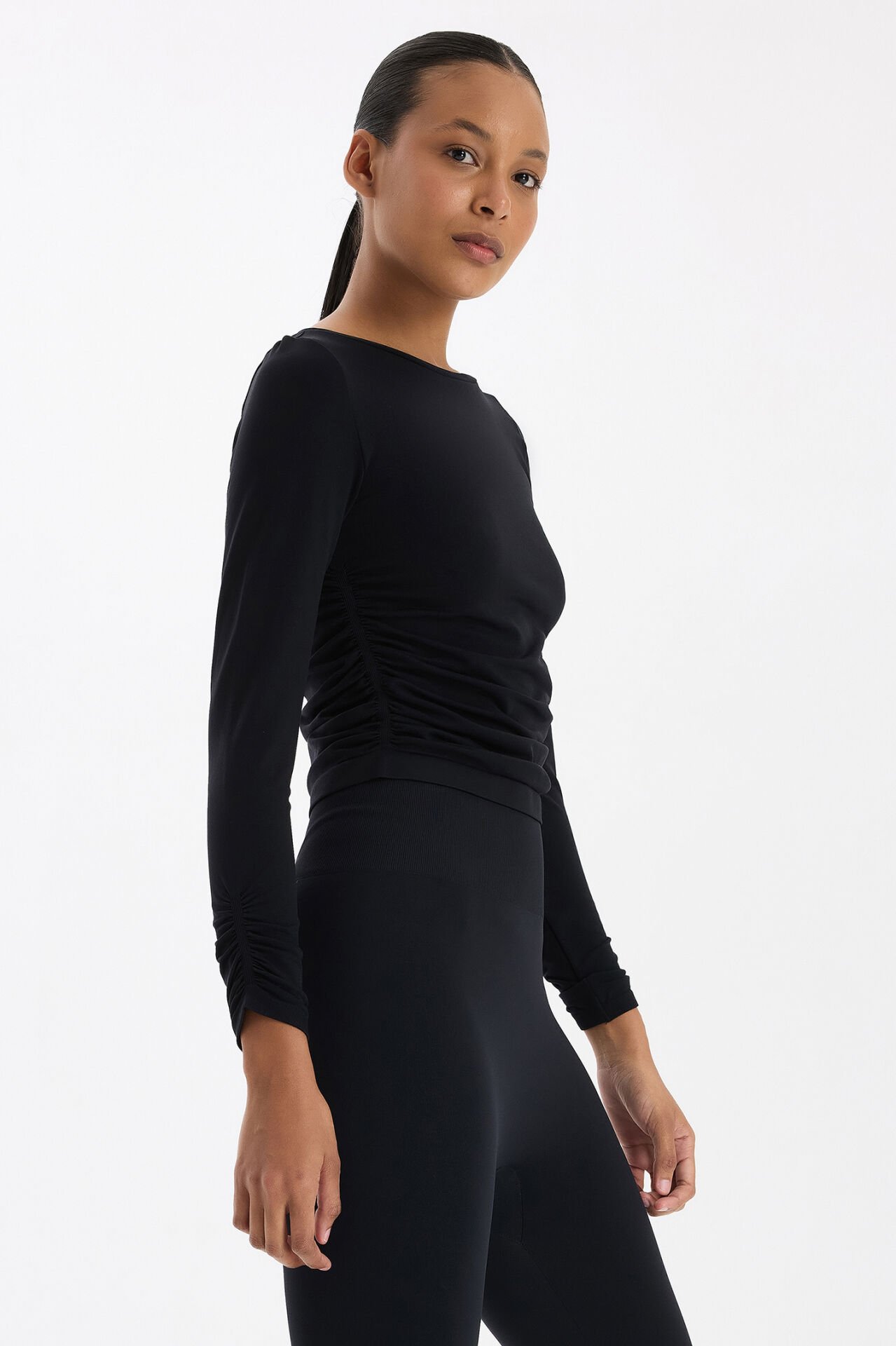 Kolları ve Yanları Büzgülü Uzun Kollu Spor Üst Siyah