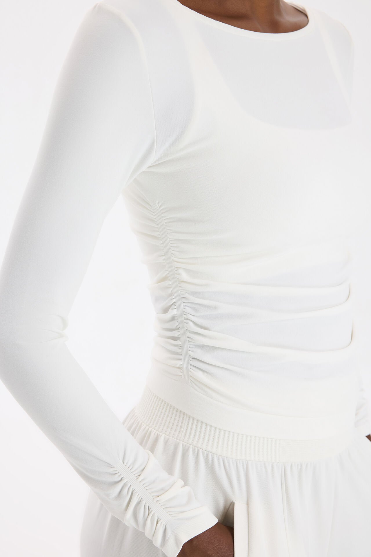 Kolları ve Yanları Büzgülü Uzun Kollu Spor Üst Kırık Beyaz