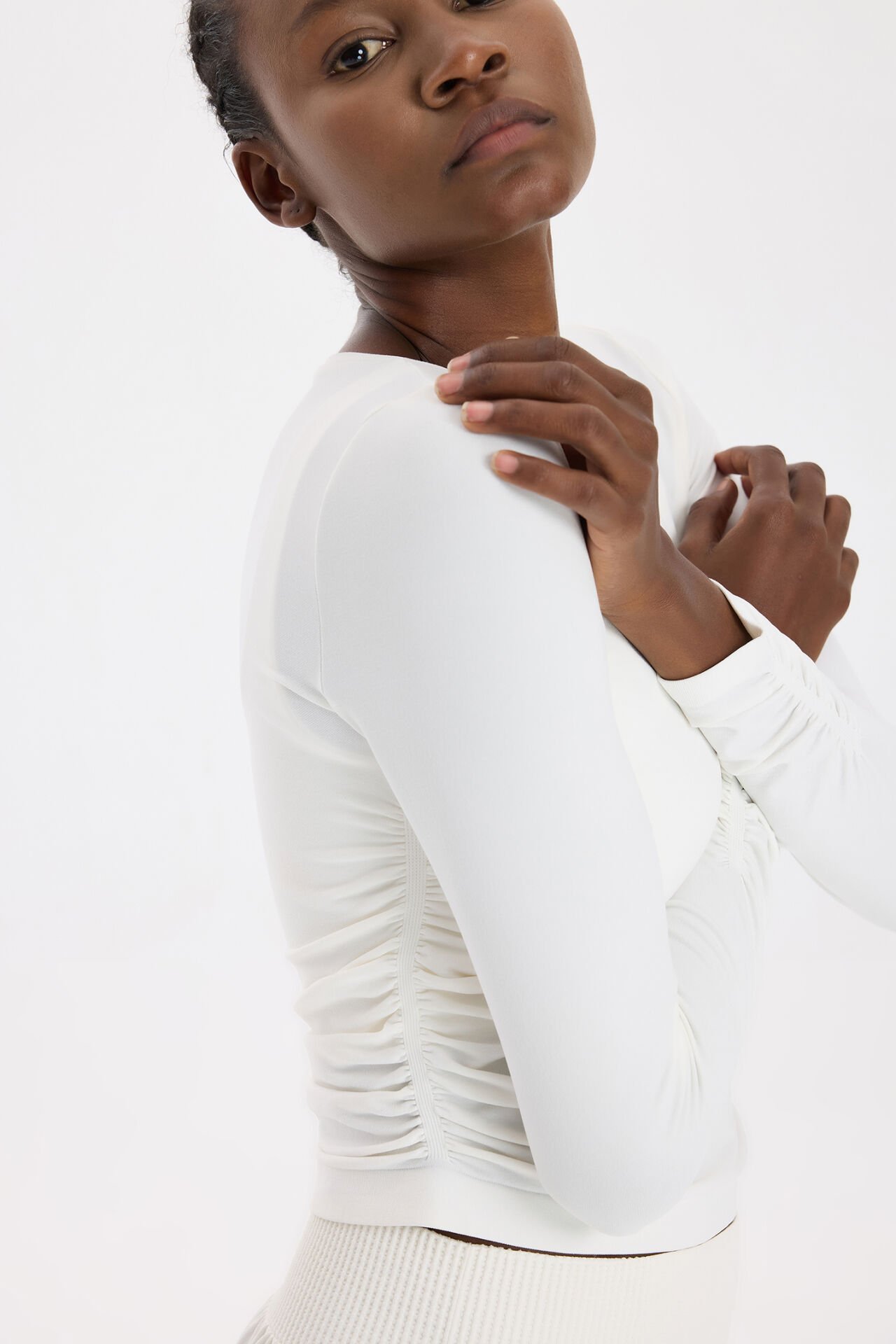 Kolları ve Yanları Büzgülü Uzun Kollu Spor Üst Kırık Beyaz