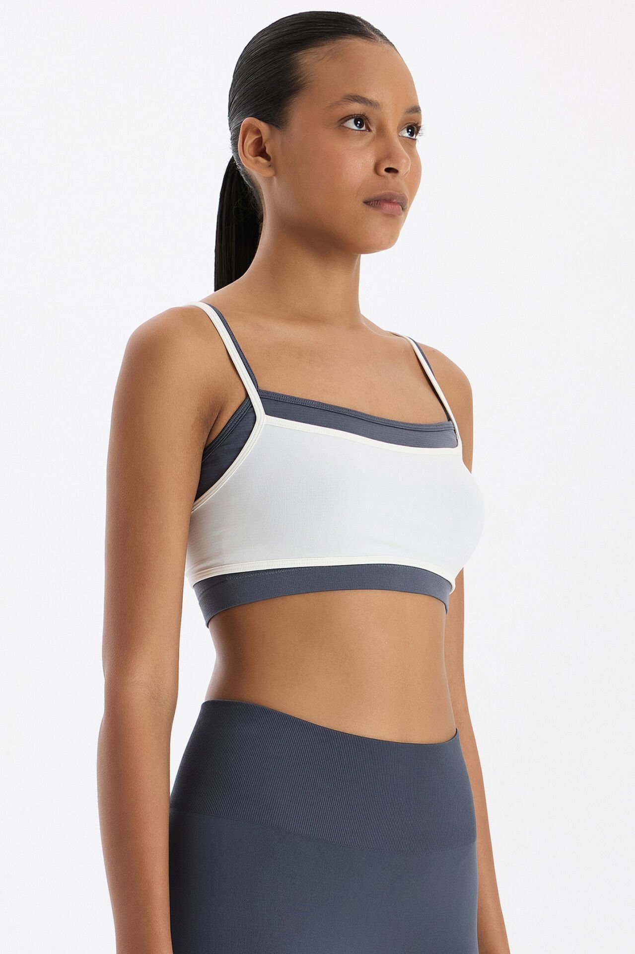 Üst Üste Geçmeli Pedli Spor Bra Kırık Beyaz/Karbon Gri