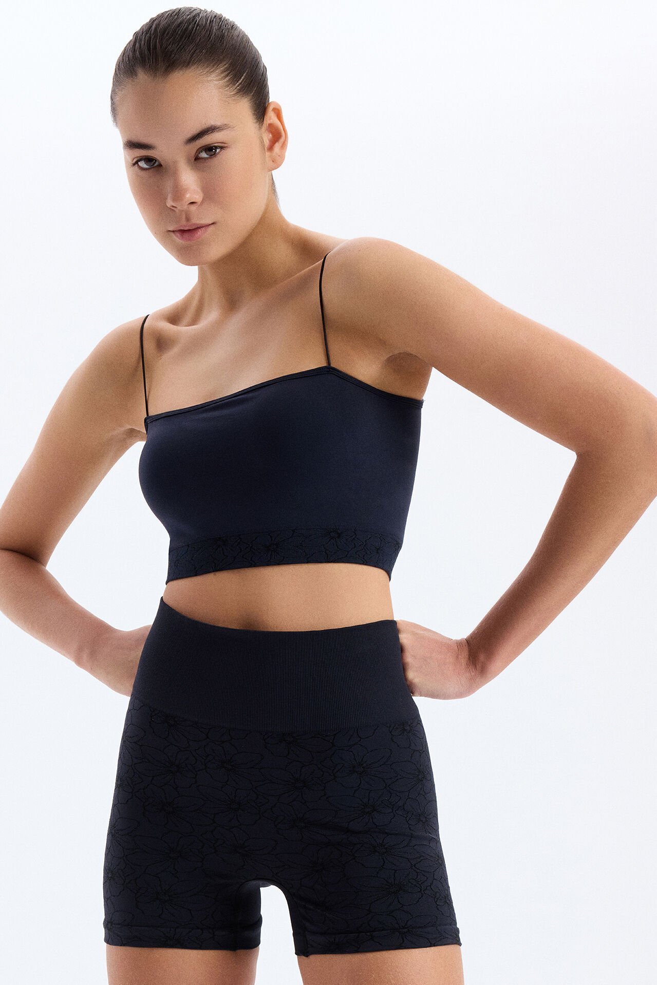 Jakarlı Çiçek Desenli İp Askılı Sporcu Bra Siyah