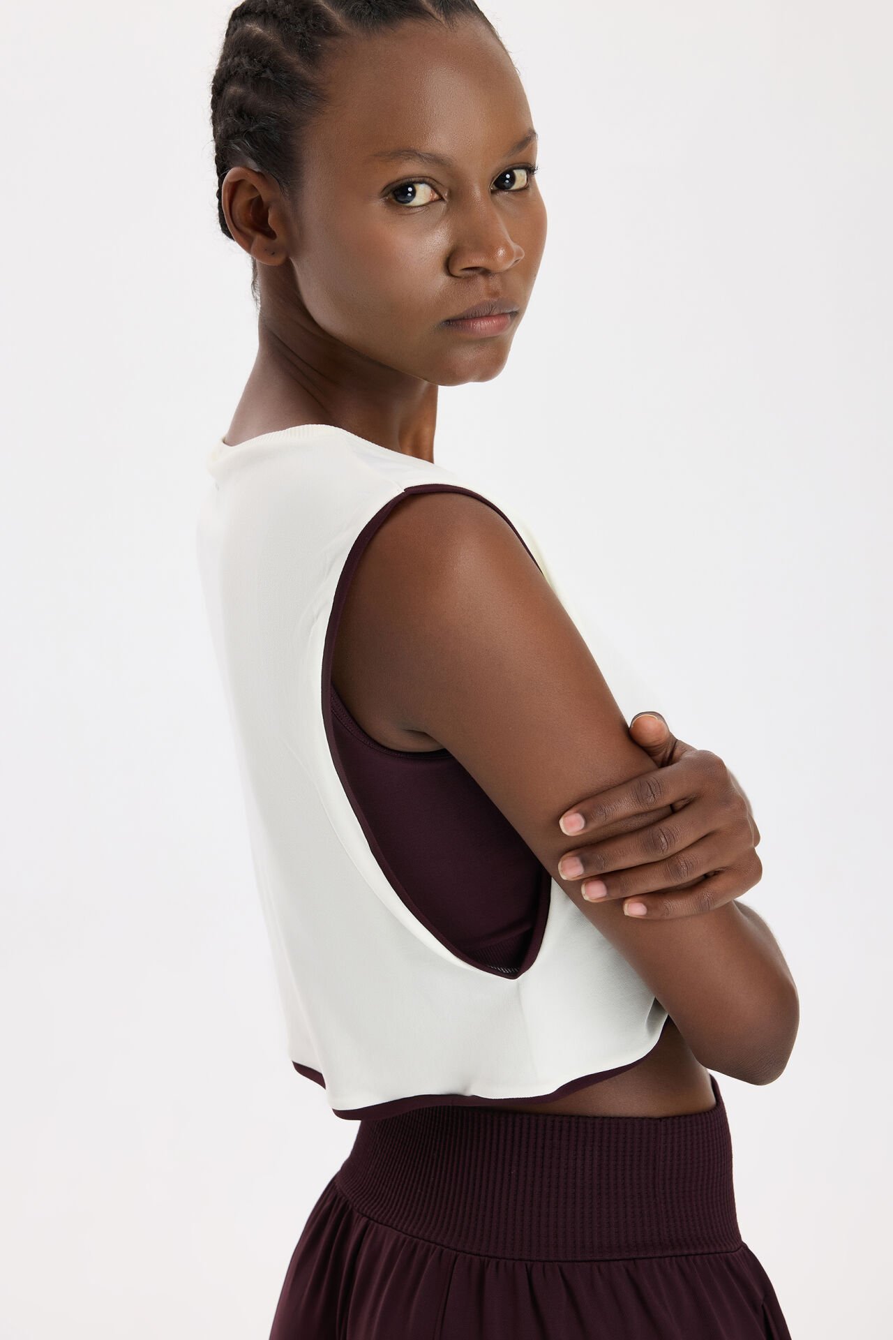 Kontrast Biyeli Sıfır Kol Crop Top Kırık Beyaz