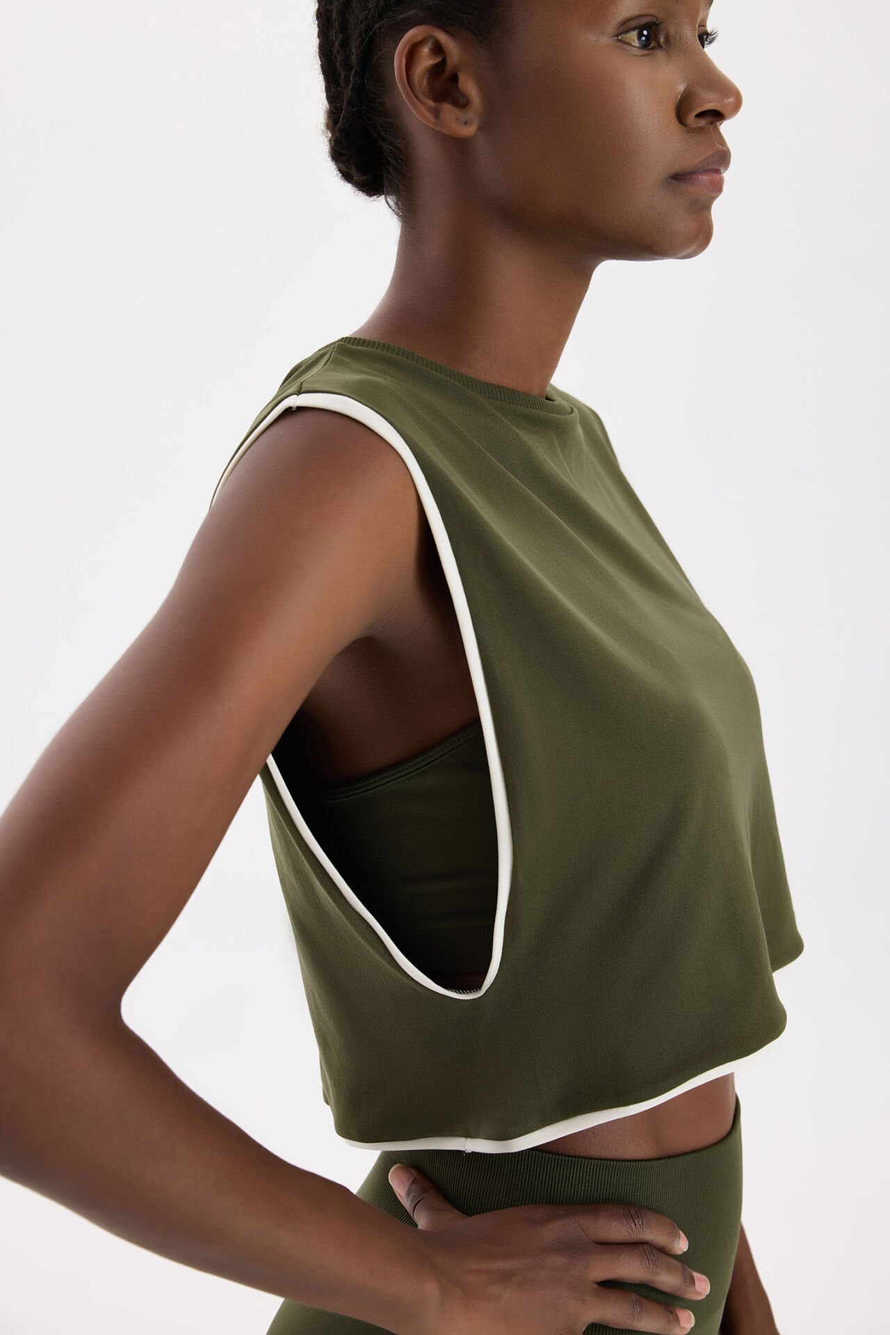 Kontrast Biyeli Sıfır Kol Crop Top Koyu Yaprak Yeşili