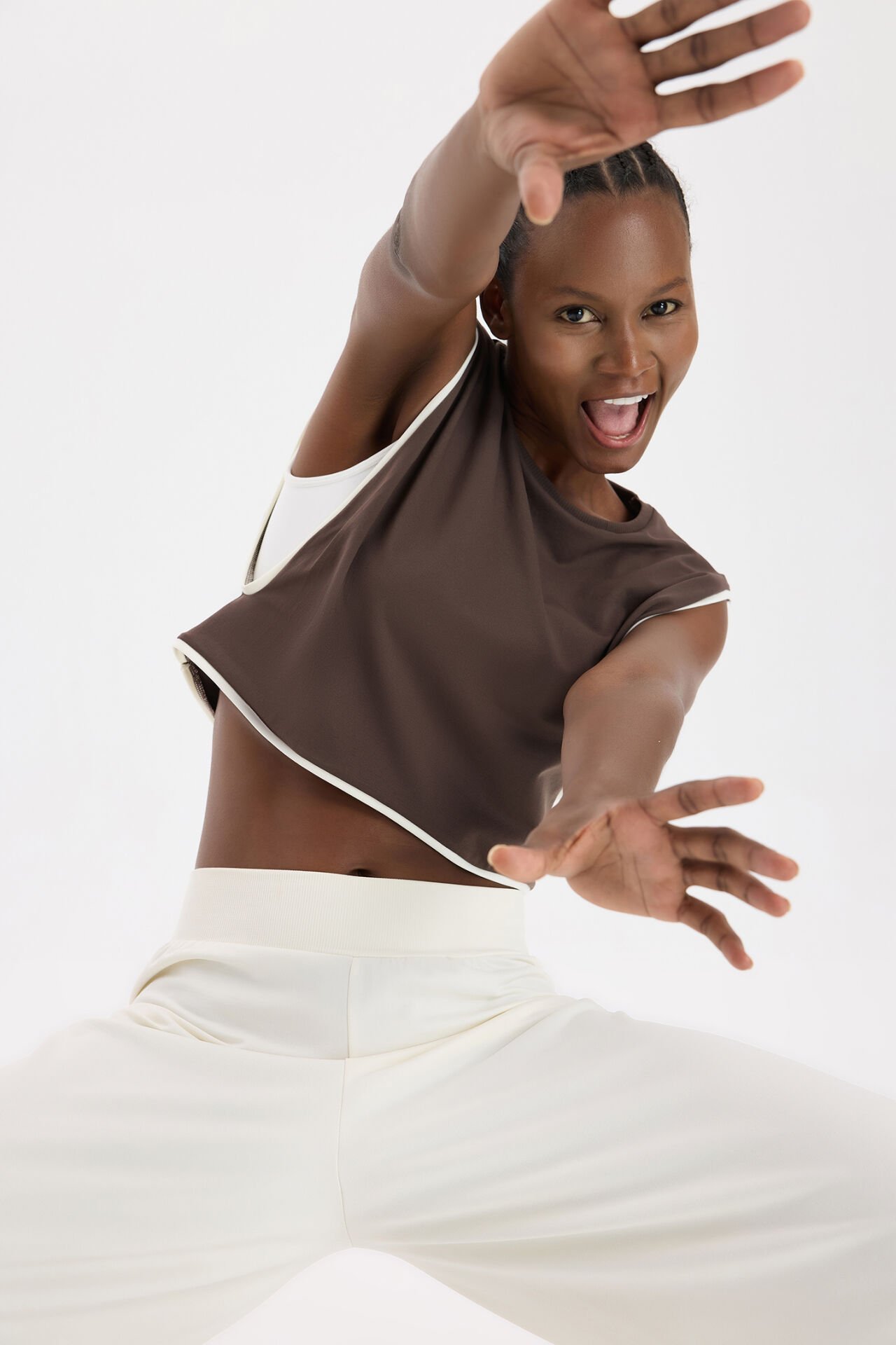 Kontrast Biyeli Sıfır Kol Crop Top Kakao Dansı