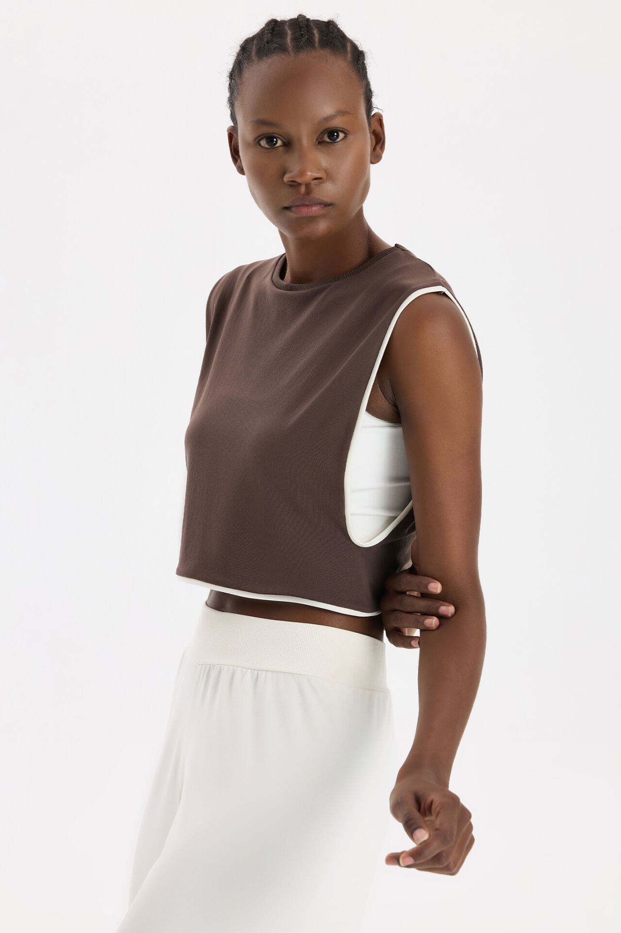 Kontrast Biyeli Sıfır Kol Crop Top Kakao Dansı