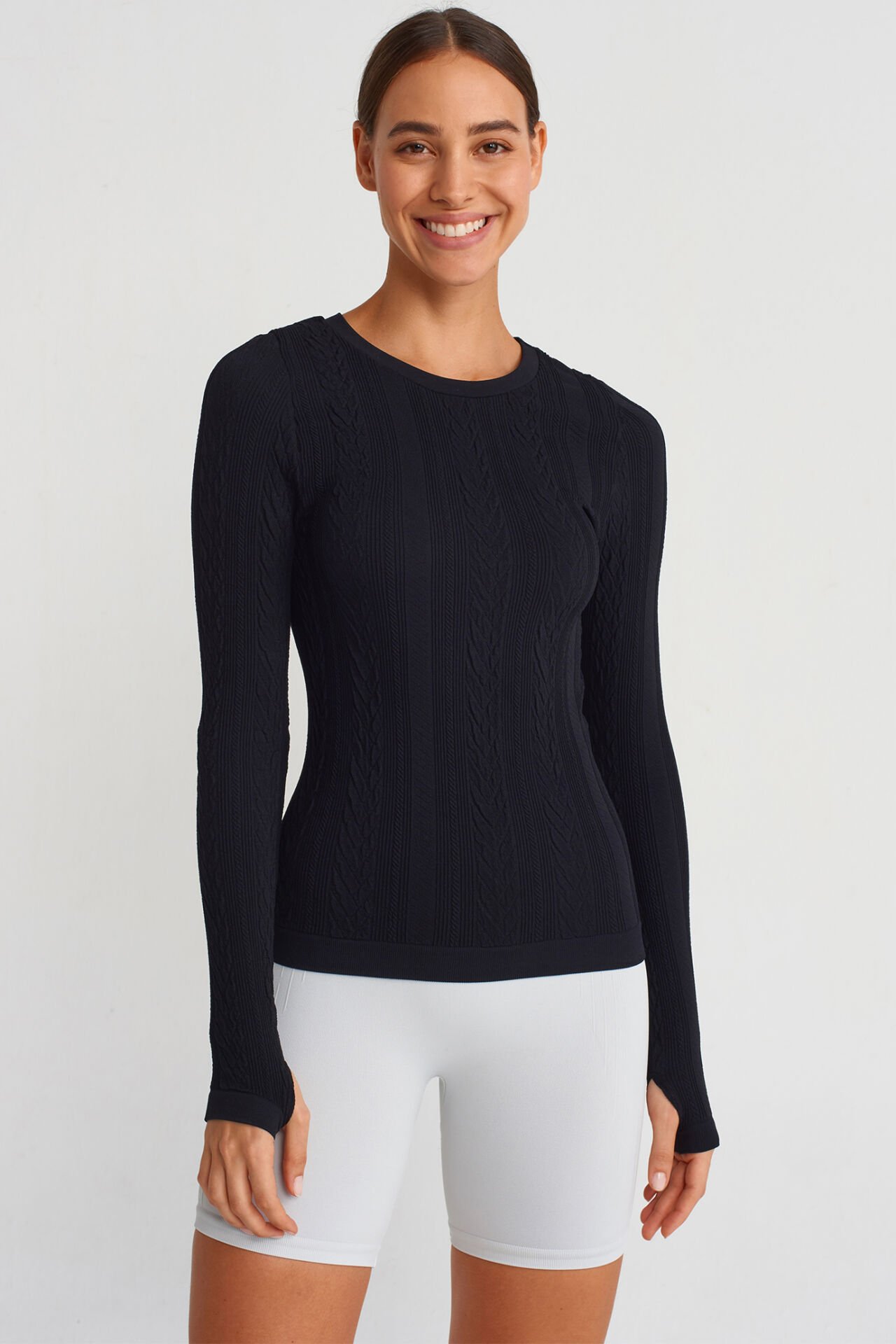 Saç Örgü Desenli Parmak Geçme Detaylı Spor Üst Siyah