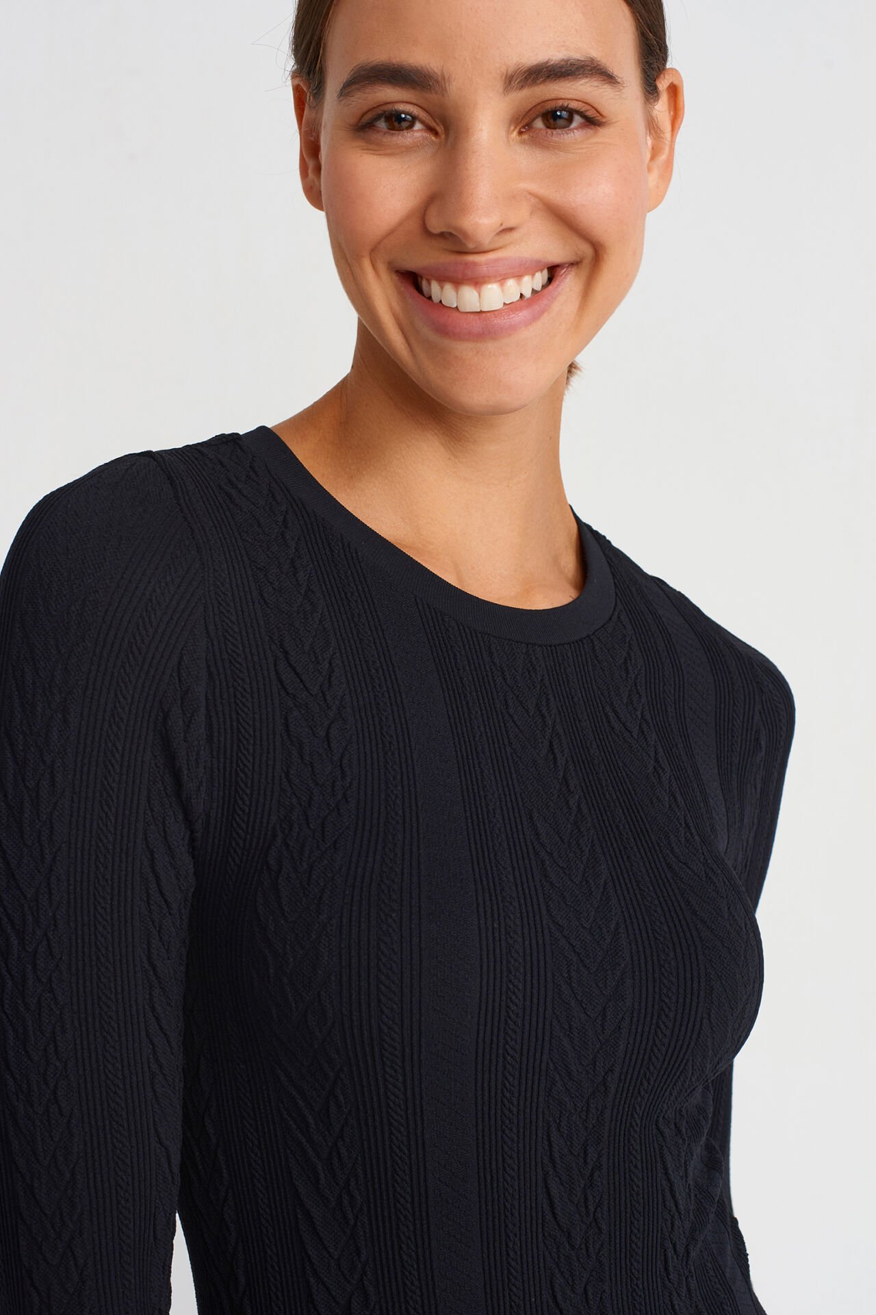 Saç Örgü Desenli Parmak Geçme Detaylı Spor Üst Siyah