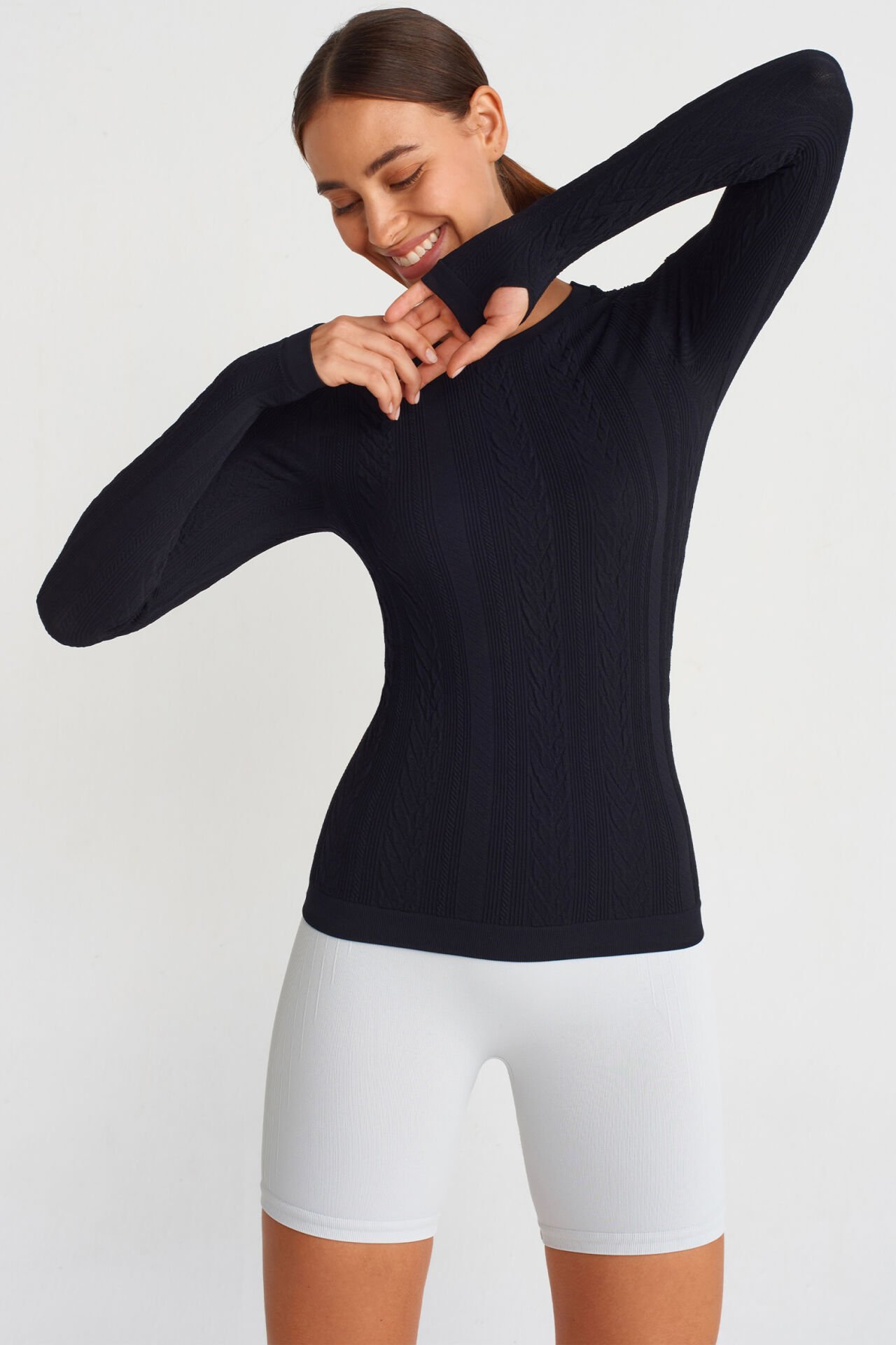 Saç Örgü Desenli Parmak Geçme Detaylı Spor Üst Siyah