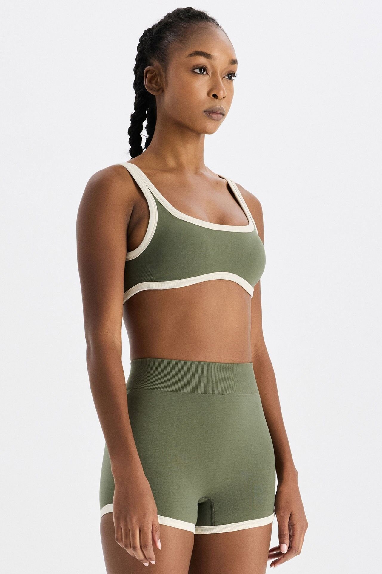 Biye Detaylı Toparlayıcı Şort İguana