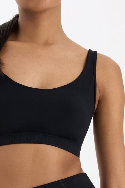 Sırtı Askı Detaylı Pedli Sporcu Sütyeni Siyah