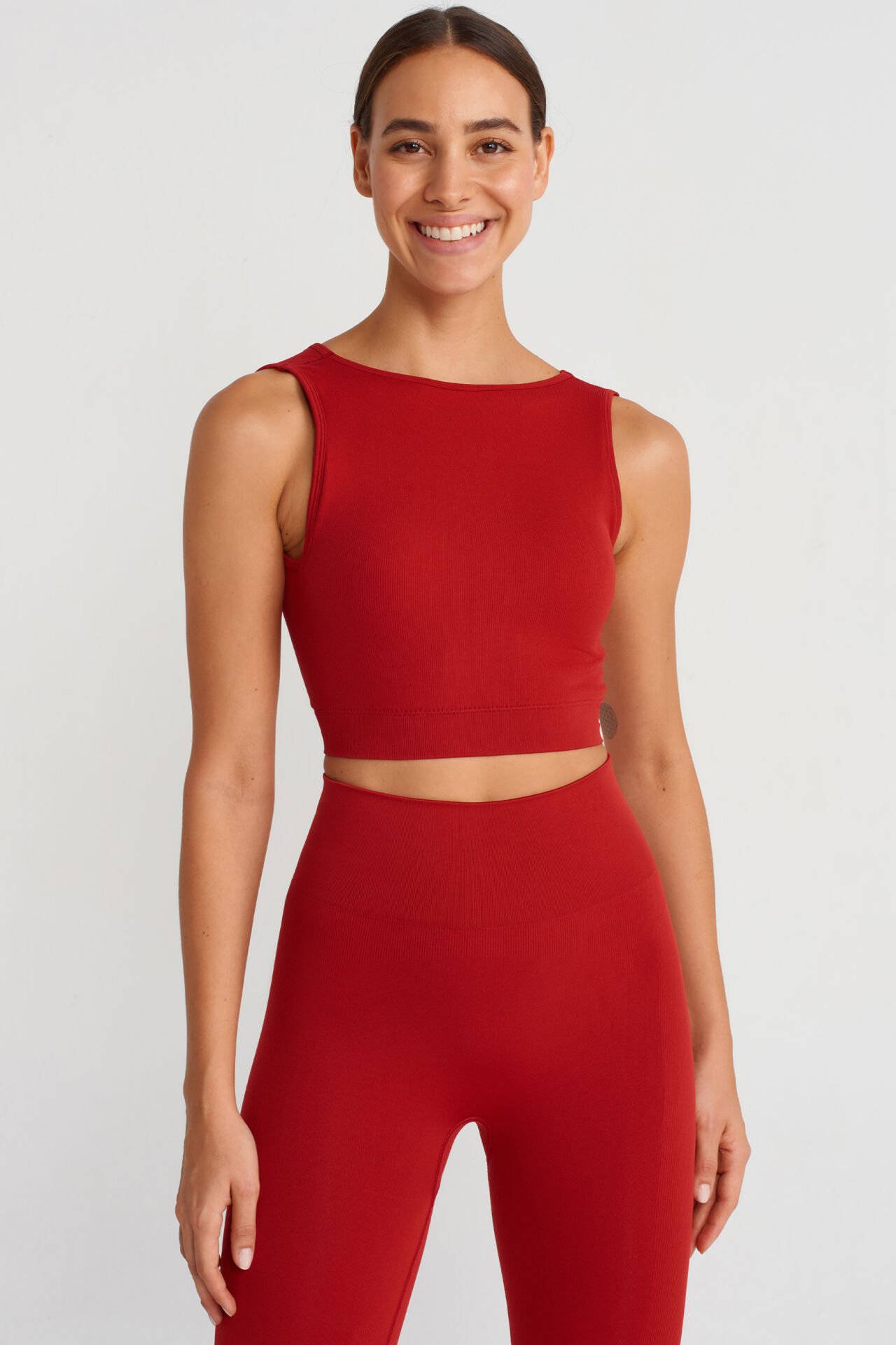Göğüs Pedli Ribli Sırtı Çapraz Crop Top Kırmızı - Comeup
