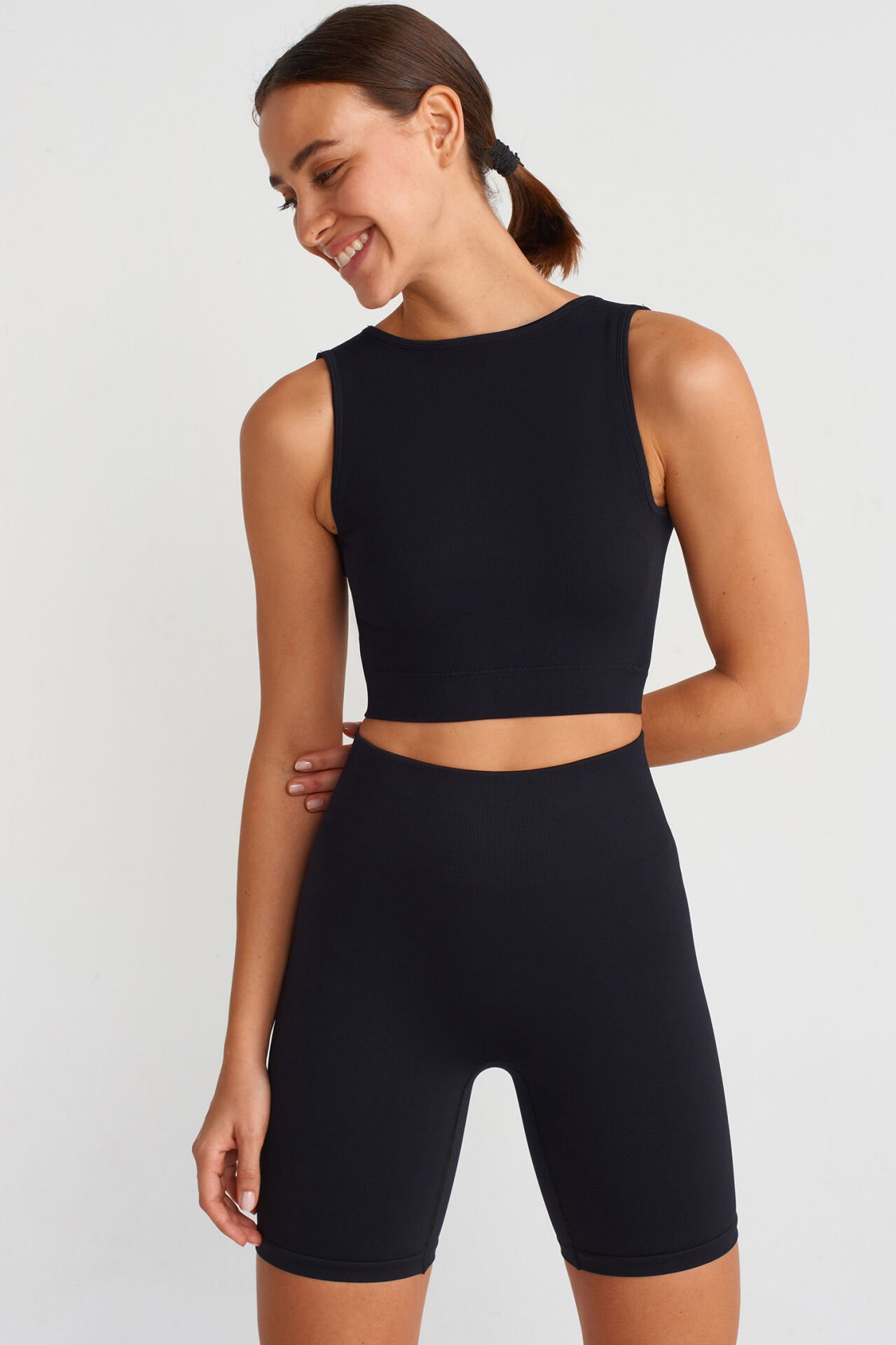 Göğüs Pedli Rib Dokulu Sırtı Çapraz Crop Top Siyah - Comeup