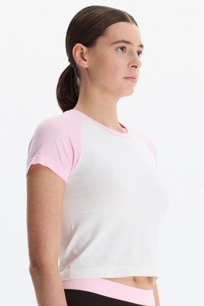 Kısa Reglan Kollu Crop Tişört Kolları Balerina Pembe Bedeni Kırık Beyaz