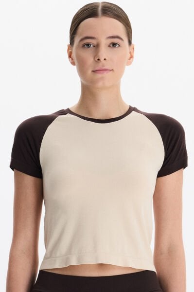 Kısa Reglan Kollu Crop Tişört Kolları Koyu Kahve Bedeni Kum Rengi