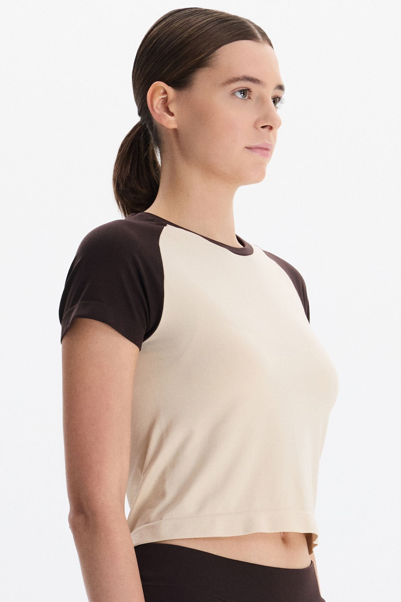 Kısa Reglan Kollu Crop Tişört Kolları Koyu Kahve Bedeni Kum Rengi