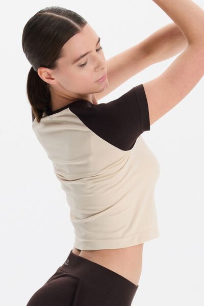 Kısa Reglan Kollu Crop Tişört Kolları Koyu Kahve Bedeni Kum Rengi