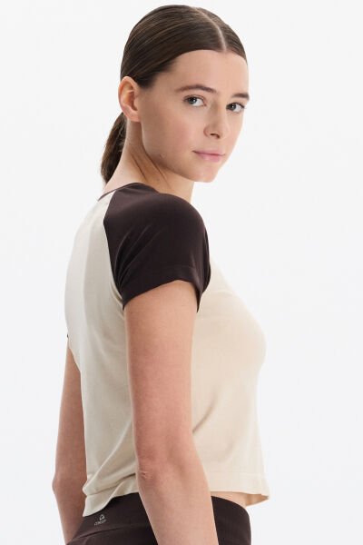 Kısa Reglan Kollu Crop Tişört Kolları Koyu Kahve Bedeni Kum Rengi