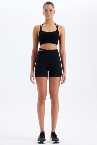 Tokalı Beli Pencereli Kısa Şort Siyah