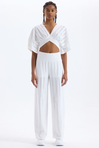 Jakarlı Delik Desenli Şortlu Pantolon Beyaz