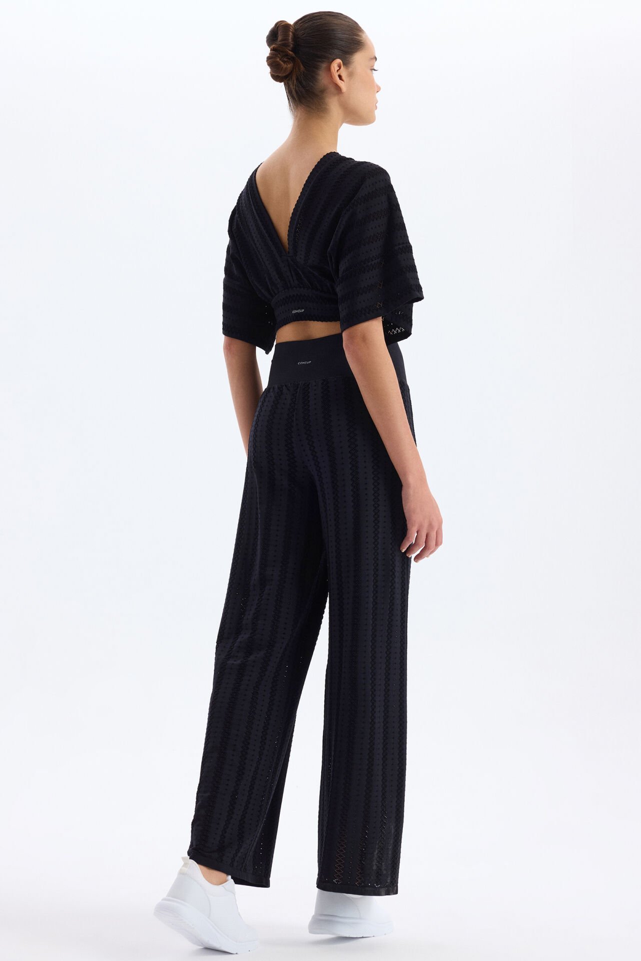 Jakarlı Delik Desenli Şortlu Pantolon Siyah