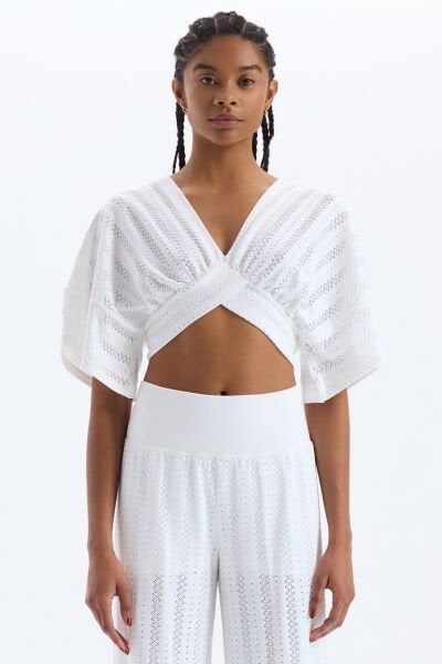 Jakarlı Delik Desenli Yarasa Kol Crop Top Beyaz
