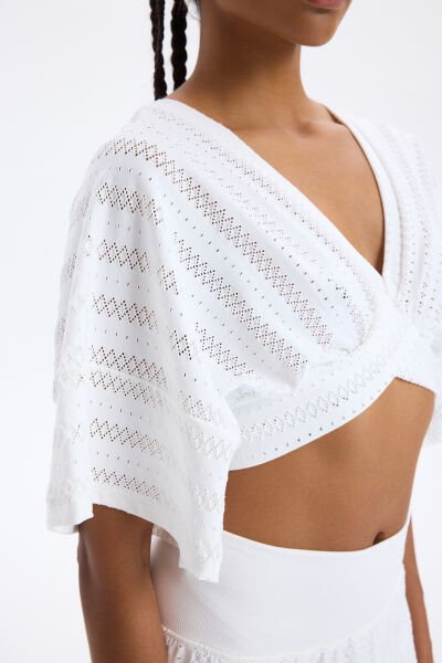 Jakarlı Delik Desenli Yarasa Kol Crop Top Beyaz