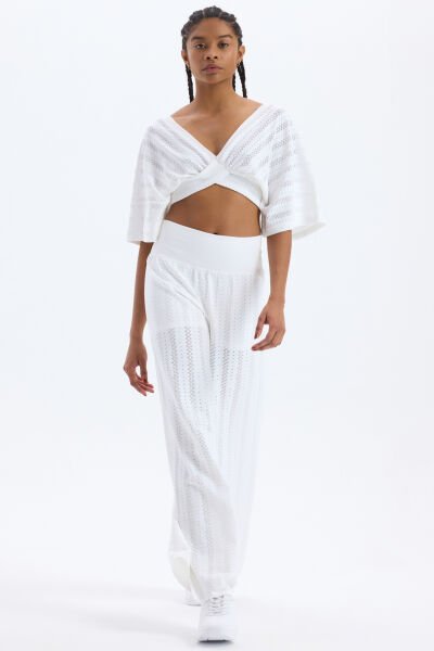 Jakarlı Delik Desenli Yarasa Kol Crop Top Beyaz