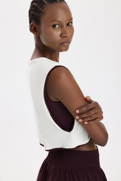 Kontrast Biyeli Sıfır Kol Crop Top Kırık Beyaz