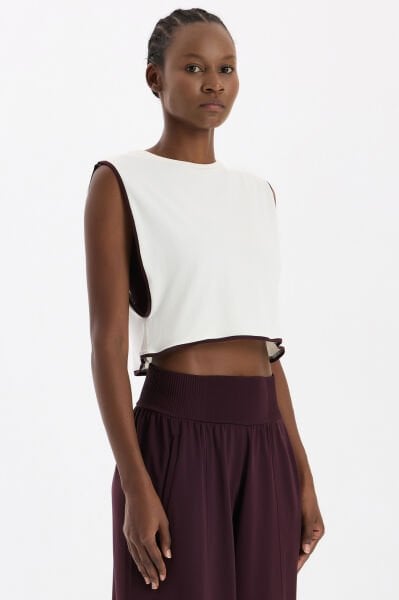 Kontrast Biyeli Sıfır Kol Crop Top Kırık Beyaz